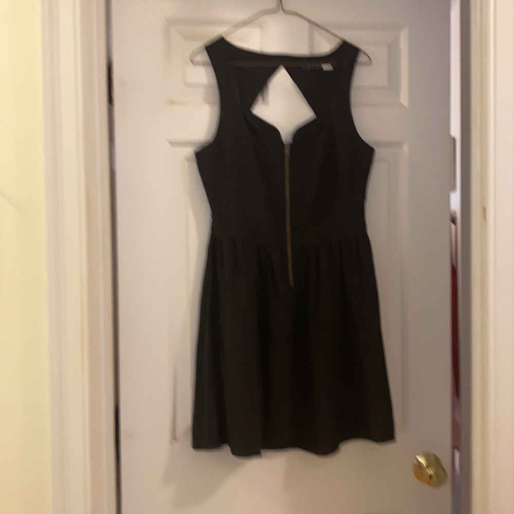 LBD - Picture 5 of 5